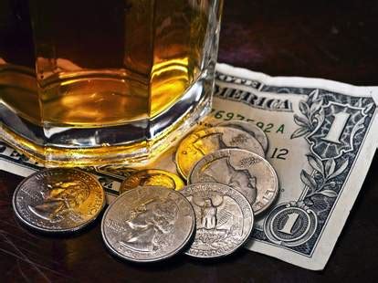 How much do you tip at bars in NYC?