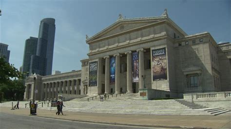 How much does it cost to get into the Field Museum in Chicago?