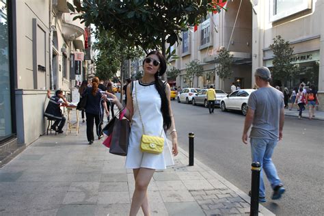 How should a woman dress in Istanbul?