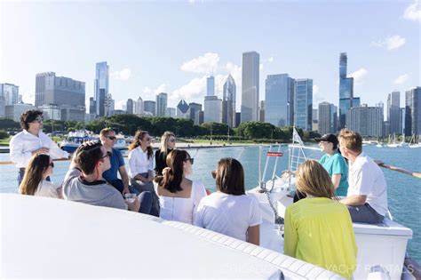 How Should I Dress For A Chicago River Cruise?