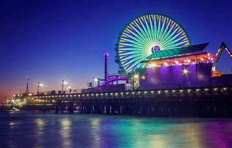 Is it safe to walk around Santa Monica at night?