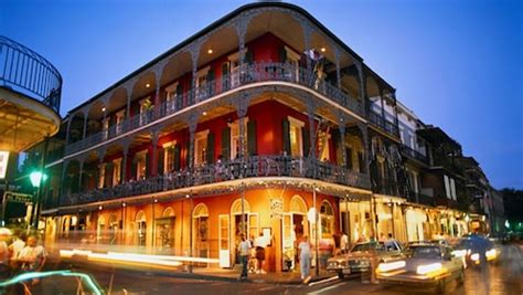 Is it safe to walk the French Quarter at night?