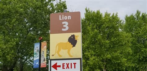 Is parking free at Brookfield Zoo?