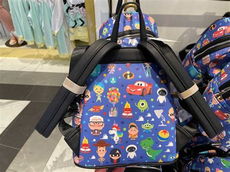 Should I wear a backpack to Disney?