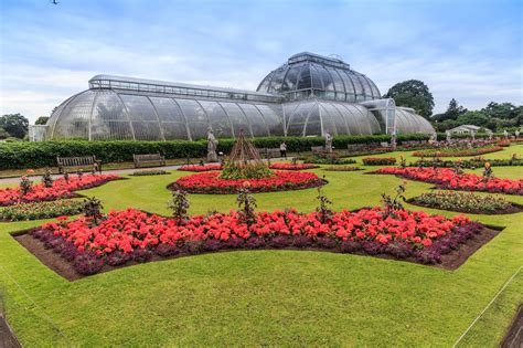 What are the key features of a botanical garden?