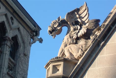 What building in Chicago has gargoyles?