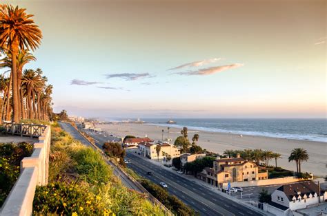 What celebrities live on Santa Monica Beach?