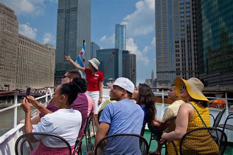 What do you wear on a Chicago River cruise?