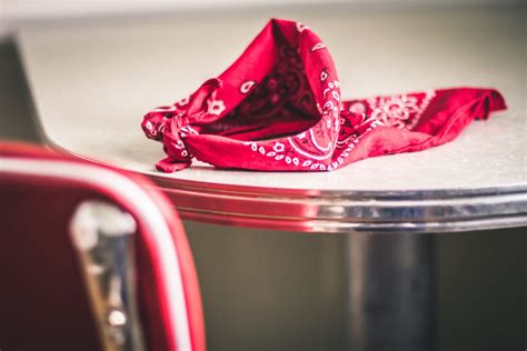 What does a red bandana mean in LA?