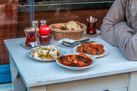 What is the average price of dinner in Istanbul?