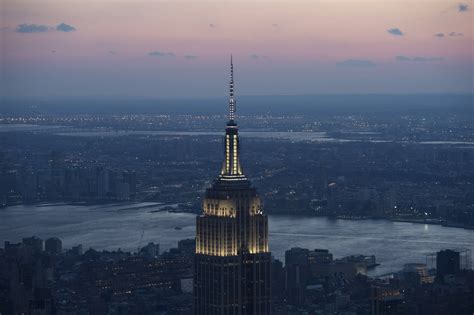 What is the best time of day to visit the Empire State building?