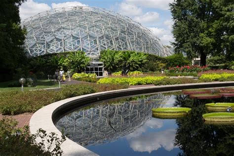 What is the difference between Botanic Gardens and Botanical Gardens?