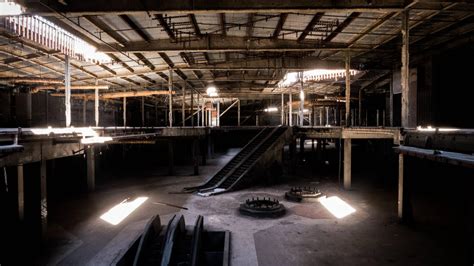 What is the famous abandoned mall in LA?