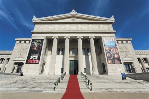 What is the name of the famous museum in Chicago?