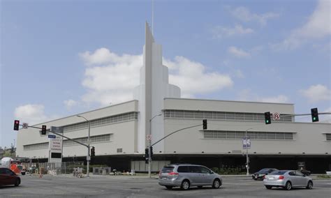 What is the oldest shopping center in Los Angeles?