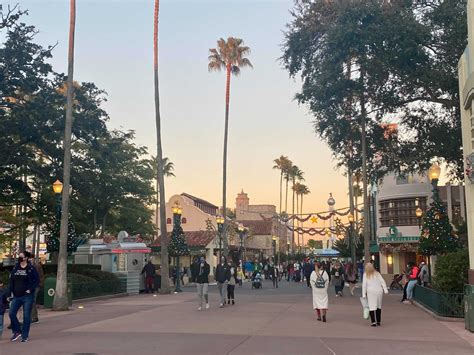 What is the slowest day of the week to go to Universal Studios?