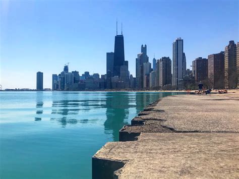 What lake is in downtown Chicago?