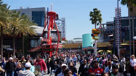 What month is Universal Studios most crowded?