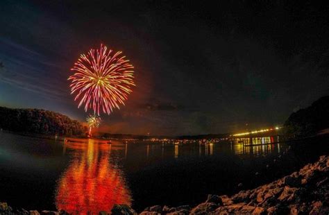 What time are the fireworks at Lakes Entrance tonight?