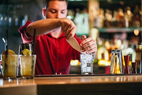 What time do bars stop serving in NYC?