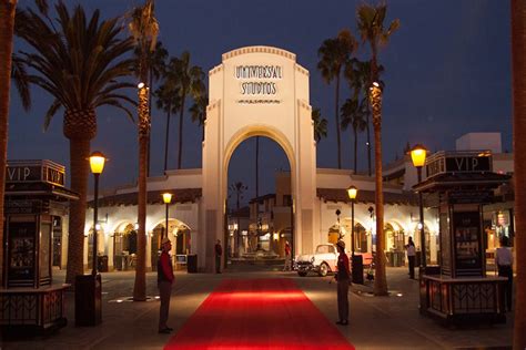 What time do the gates open at Universal Studios Hollywood?