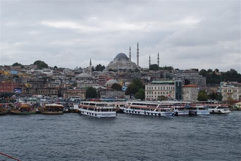 What two seas surround Istanbul?