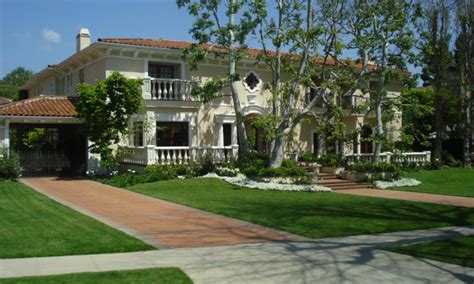 Where can I drive in LA to see celebrity homes?