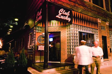 Where did the gangsters eat in Chicago?