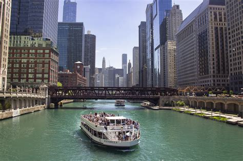 Where does the architecture tour start Chicago?