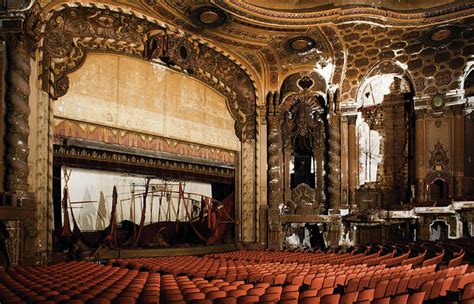 Where is the largest theater in the United States?