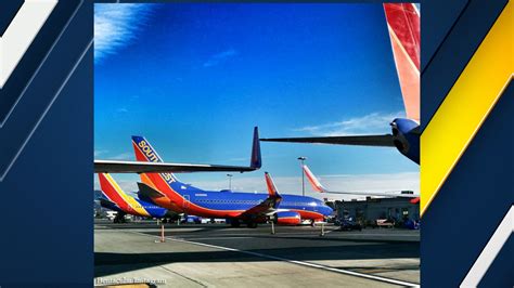 Which airlines use Burbank Airport?