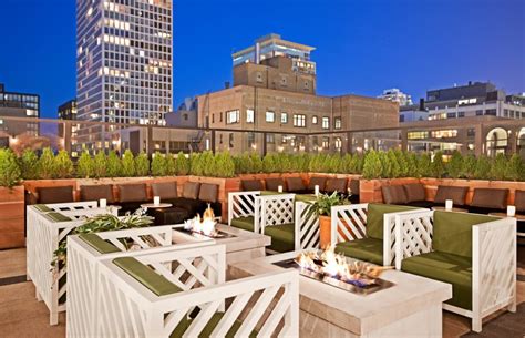 Which Chicago rooftop bar was named best in the US by travel website?