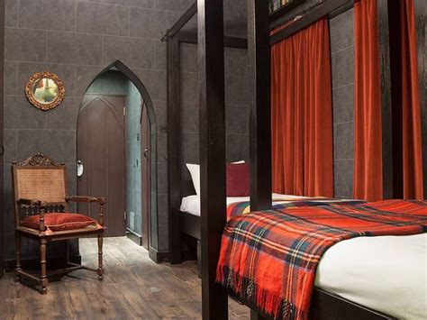 Which Universal Hotel has Harry Potter themed rooms?