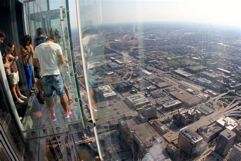 Who occupies the top floor of Willis Tower?