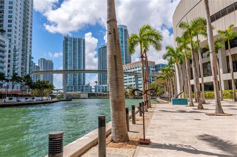 Can you walk around downtown Miami?