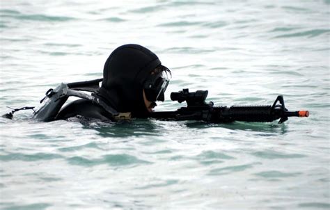 Do all Navy SEALs scuba dive?