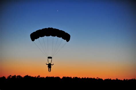 Do you wear a parachute in a hot air balloon?