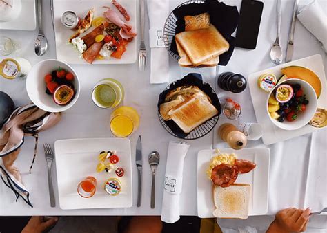 Does Airbnb include breakfast?