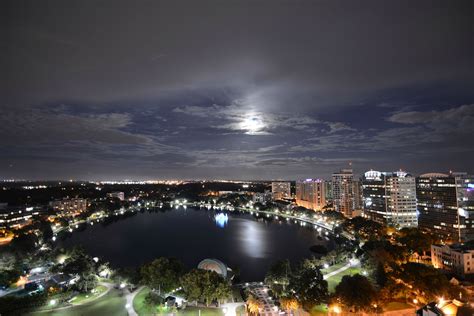 Does Lake Eola have lights at night?