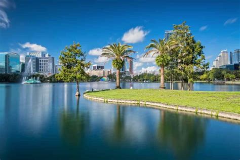 Does Lake Eola have WiFi?