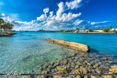 Does Palm Beach have blue water?