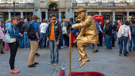 Does Vegas Have Street Performers?