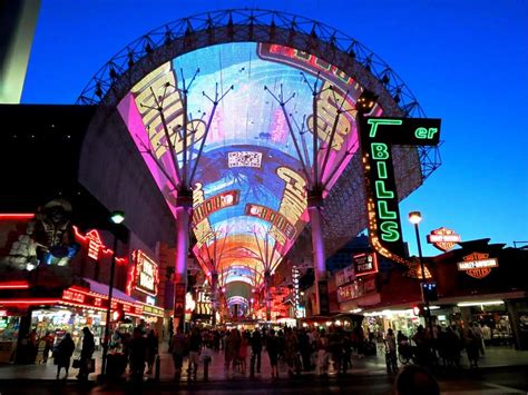 How Late Can Kids Be On Fremont Street?