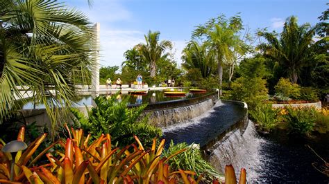 How long do people spend at Naples Botanical Garden?