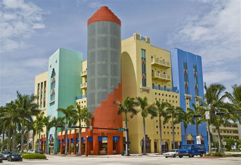 How many art deco buildings are in Miami Beach?