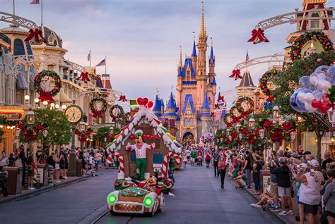 How many people go to the Magic Kingdom on Christmas Day?