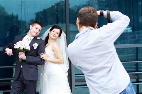 How many photos does a wedding photographer usually give?