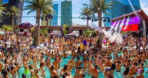 How Much Do Vegas Pool Girls Make?