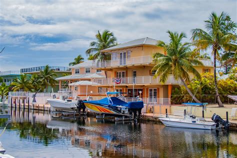 Is it better to stay in Key Largo or Islamorada?