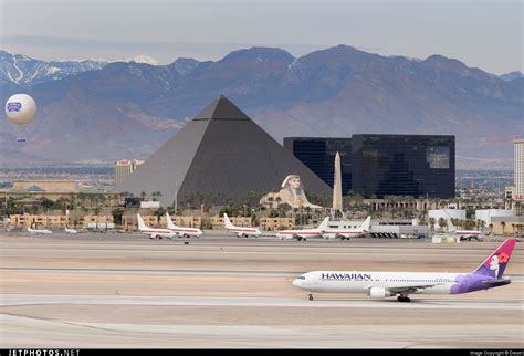 Is Las Vegas Airport Big Or Small?